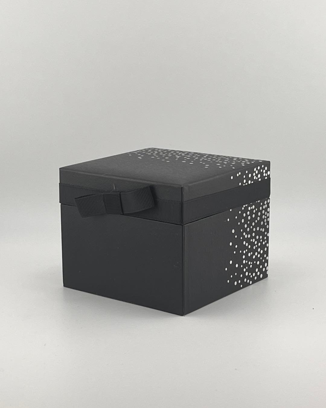 Boîte pour montres, gourmettes et bracelets Prix - 550 dimensions - 10x10x8cmAdresse - Parc mirmont chevalley Alger Tél - 0540350257 Livraison disponible 58 wilayas (2) Boîte pour montres gourmettes et bracelets – Image 1